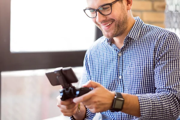 Hombre alegre jugando videojuegos . —  Fotos de Stock