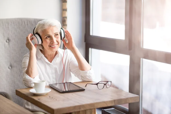 Mujer alegre escuchando música —  Fotos de Stock
