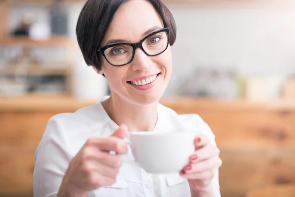 Мила бізнес-леді п'є каву — стокове фото