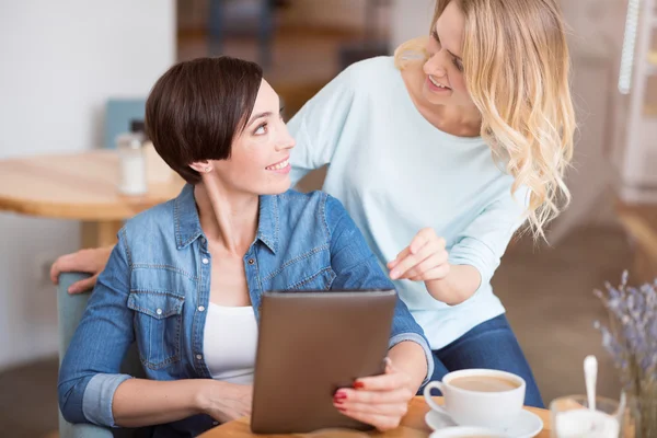 Belle donne che lavorano insieme — Foto Stock