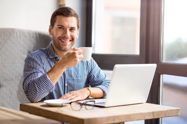 Gioioso uomo sorridente che beve caffè — Foto Stock