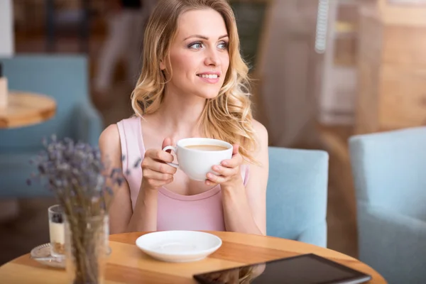 Mignonne jeune femme boire du café — Photo