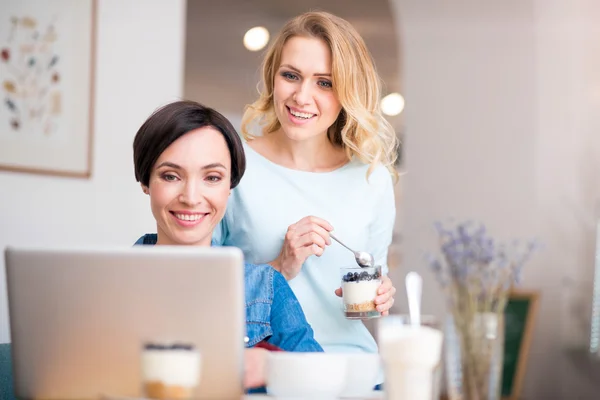 Lindas mujeres trabajando juntas — Foto de Stock