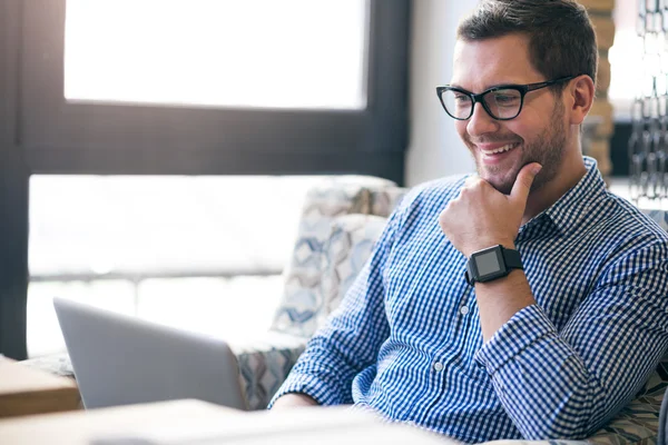 Hombre alegre usando el ordenador portátil — Foto de Stock