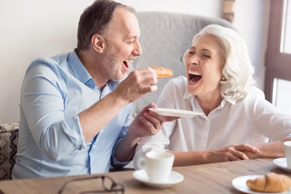 Heureux couple de personnes âgées déjeunant dans le café — Photo