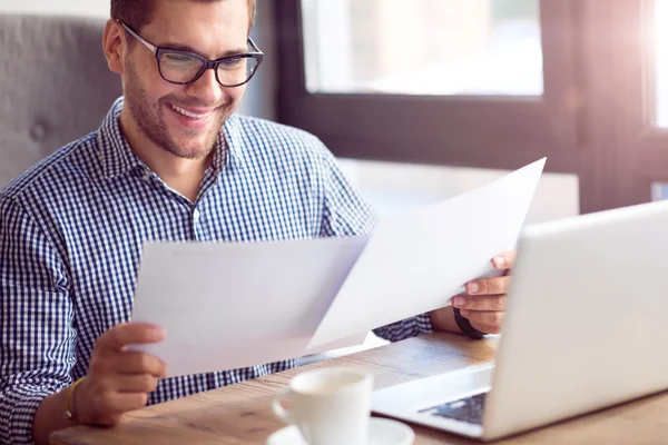 Uomo positivo che lavora con le carte — Foto Stock