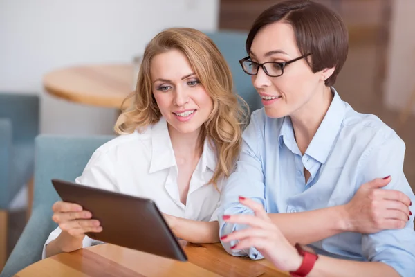 Attraktive Kollegen, die zusammenarbeiten — Stockfoto