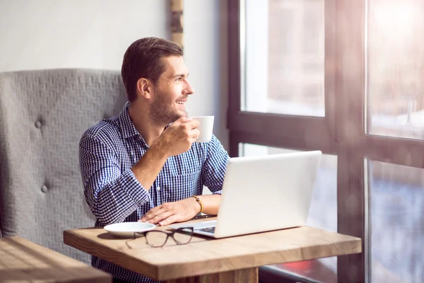 Homem bonito positivo sentado no café — Fotografia de Stock