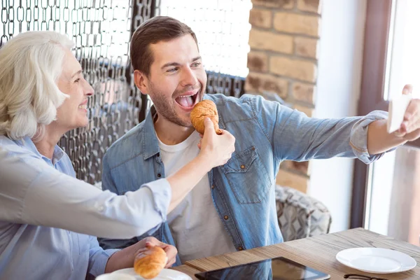 Glada kvinna och sonsonen vuxen med lunch — Stockfoto