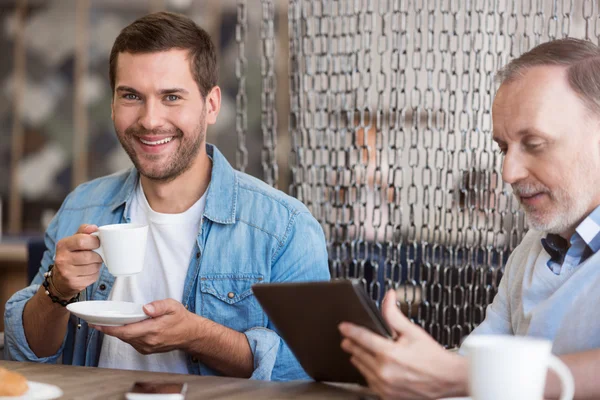 Positiver Mann, der sich bei seinem Großvater ausruht — Stockfoto