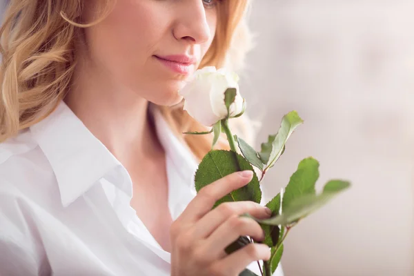 Pretty woman with rose — Stock Photo, Image