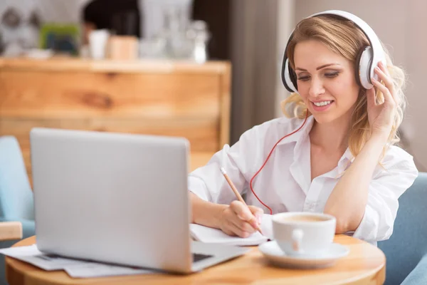 Linda joven mujer escribiendo algo — Foto de Stock