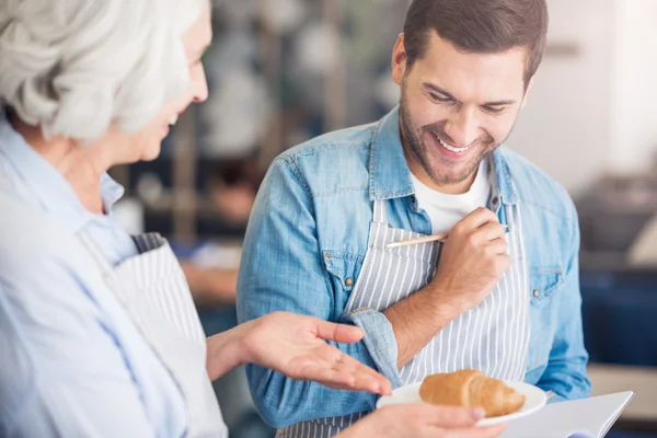 Positive baker sharing receipts — Stock Photo, Image