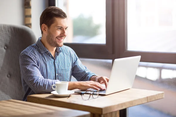 Sorriso positivo estou sentado à mesa — Fotografia de Stock