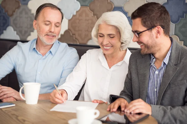 Positiv par samarbetar med försäljningschef — Stockfoto