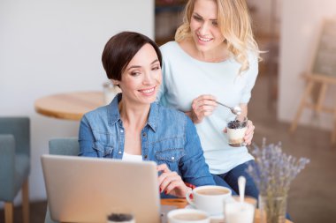 Çekici kadınlar birlikte çalışma