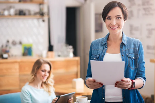 Niza mujeres jóvenes trabajando —  Fotos de Stock