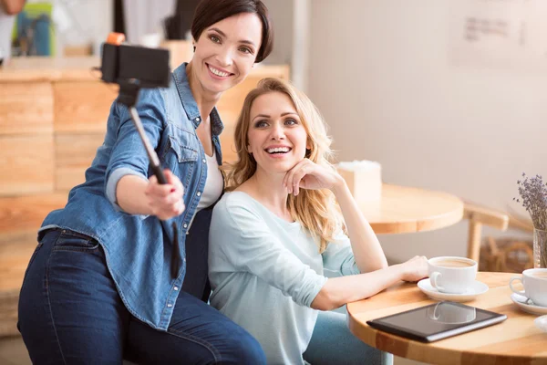 Atractivas mujeres jóvenes descansando juntas — Foto de Stock