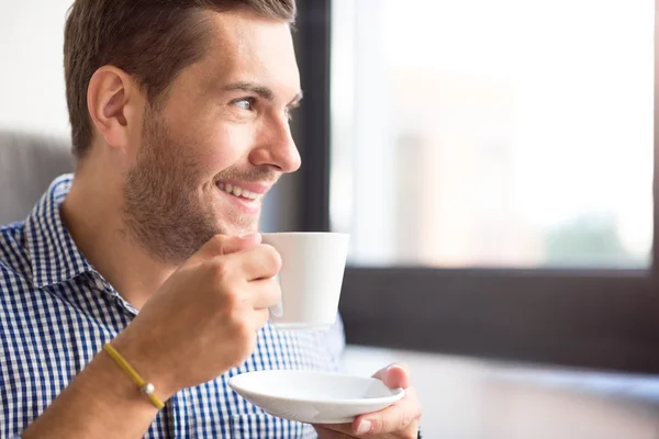 Homem alegre bebendo café — Fotografia de Stock