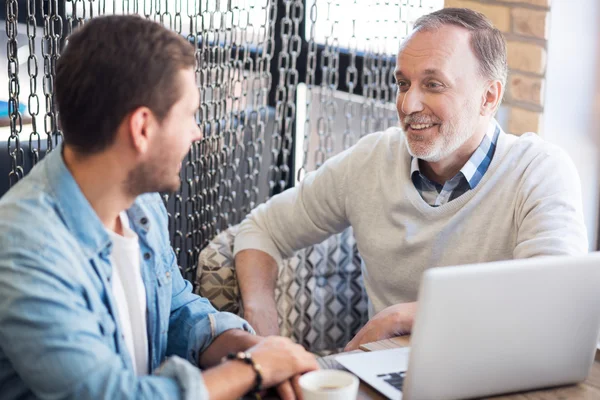 Hombre alegre hablando con su nieto — Foto de Stock