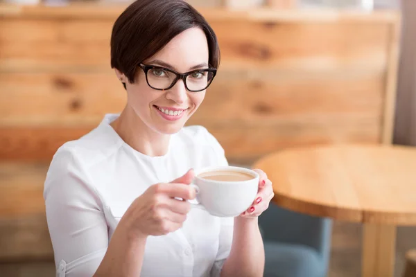 Hermosa mujer de negocios tomando café — Foto de Stock
