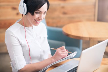 güzel bir genç kadın eğitimi