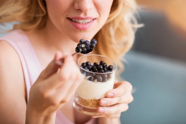 Mujer joven sensible comiendo desierto — Foto de Stock