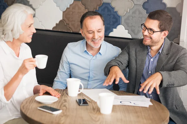 Responsabile vendite positivo che parla con i suoi clienti — Foto Stock