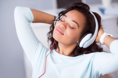 Mutlu olumlu kadın müzik dinlerken