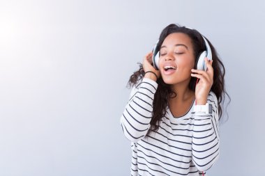 Neşeli içerik kadın müzik dinlerken