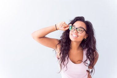 Gözlük takan neşeli kadın.