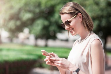 Telefonunuzun ve sevimli genç kadın