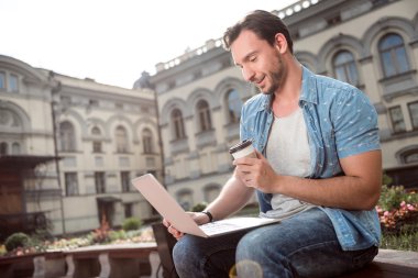 Dizüstü bilgisayar kullanarak Nice genç adam