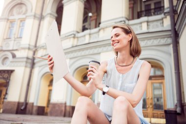 sevimli genç bir kadın kahve içme