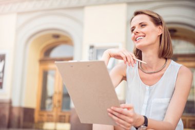 Çekici genç kadın bir şey çizim