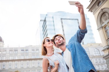 Komik genç turistler çift bir yürüyüşte