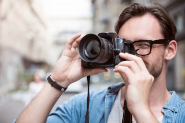 Yakışıklı genç adam fotoğraf yapıyor