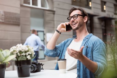 Neşeli yakışıklı adam cep telefonu konuşuyor