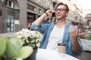 Duygusal iyi görünümlü adam cep telefonu bir konuşma yapıyor