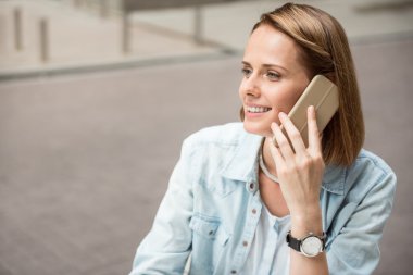 neşeli kadın telefonla konuşuyor