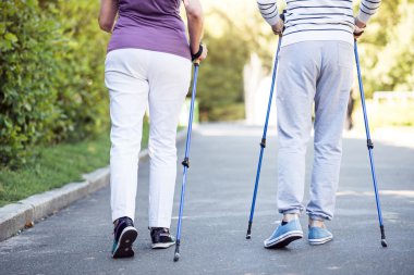 Arkadan görünüş üst düzey çift yaz park boyunca yürüyüş