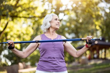 Büyükanne sprinter sopa ile fiziksel egzersizleri yapıyor