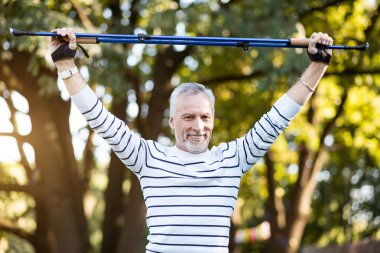 Adam yeşil yaz parkta spor pratik