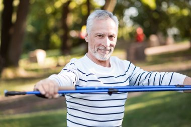Yakışıklı yaşlı adam açık havada spor yapmak