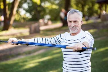 Eski iyi görünümlü erkek spor onun bahçesinde pratik