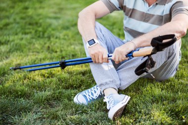 Sonra egzersiz çimenlerin üzerinde dinlenme sahip adam