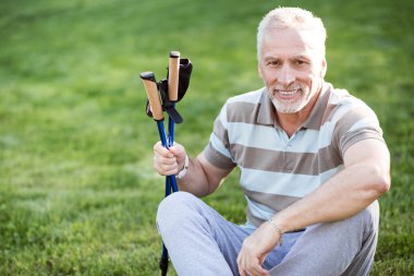 Sevimli ihtiyar onun eğitimden sonra rahatlatıcı