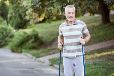 Etkin ihtiyar yaz Park'ta jogging