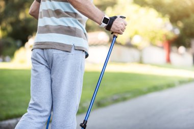 Yaz aylarında yolda yürüyen ince adam figürü