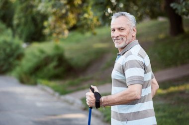 Spor yaparken sakallı gülen gri saçlı adam portresi